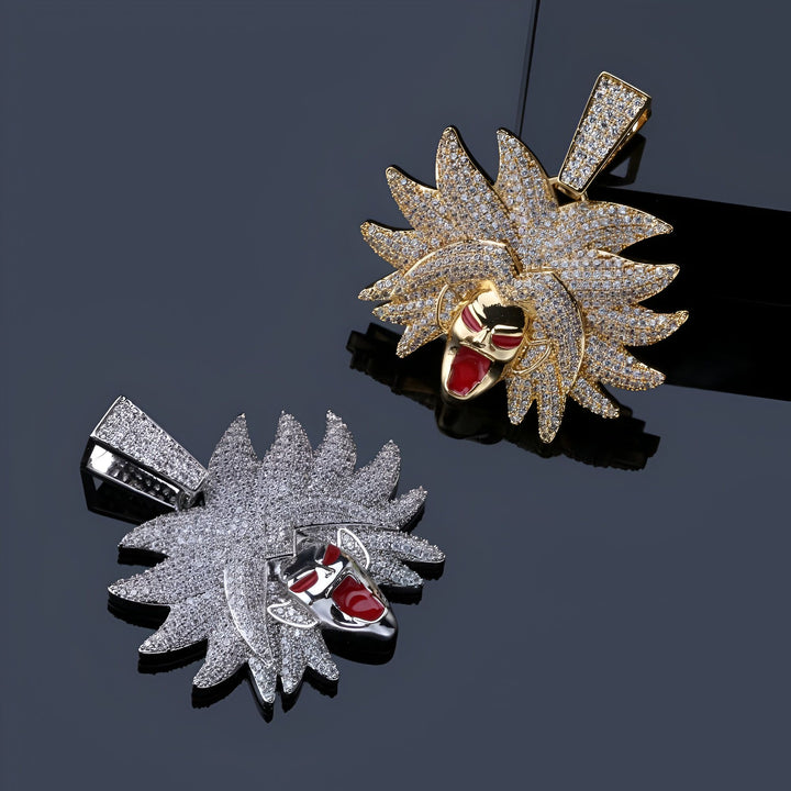 Deux pendentifs en or et en argent représentant le personnage de Broly dans la série Dragon Ball Z.