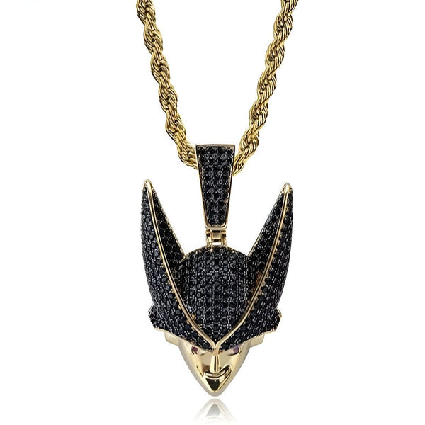 L'image représente un pendentif en forme de tête de Cell, un personnage de la série animée Dragon Ball Z. Le pendentif est en plaqué or et serti de zircons noirs. Il est suspendu à une chaîne en plaqué or.