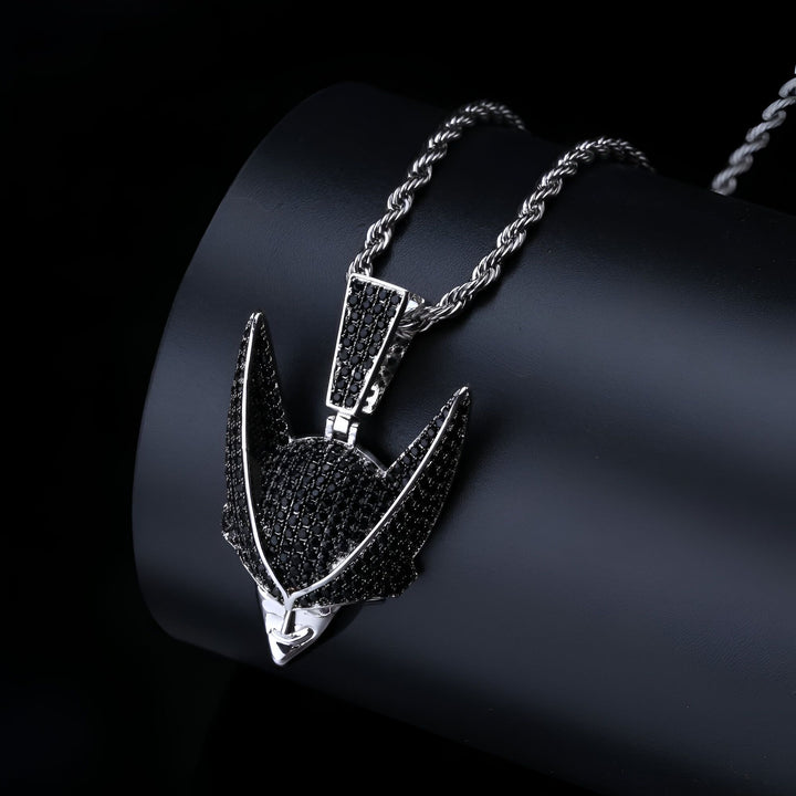Le pendentif représente le personnage de Cell dans la série Dragon Ball Z. Il est de couleur noire et est serti de pierres précieuses noires. Le pendentif est en métal et est suspendu à une chaîne en métal.