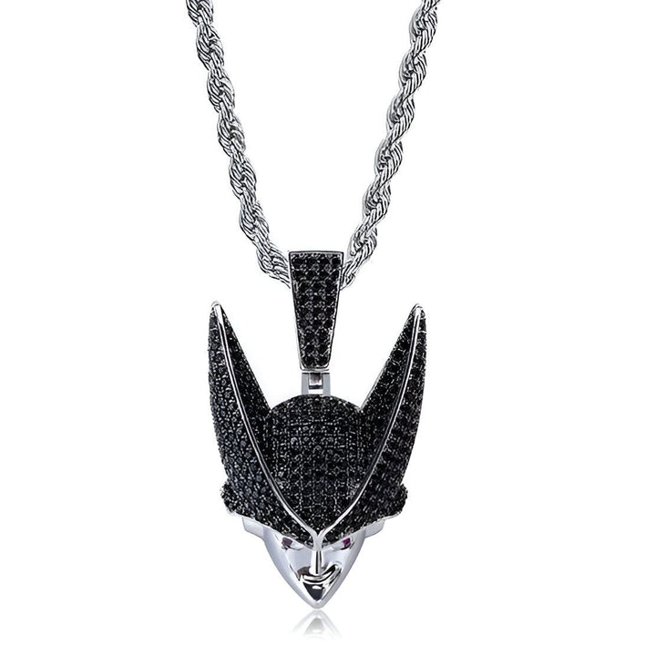 Le pendentif représente le personnage de Cell sous sa forme parfaite. Il est de couleur noire et possède des yeux rouges. Il est entouré de deux ailes. Le pendentif est en métal et est recouvert de zircons. Il est suspendu à une chaîne en acier inoxydable.