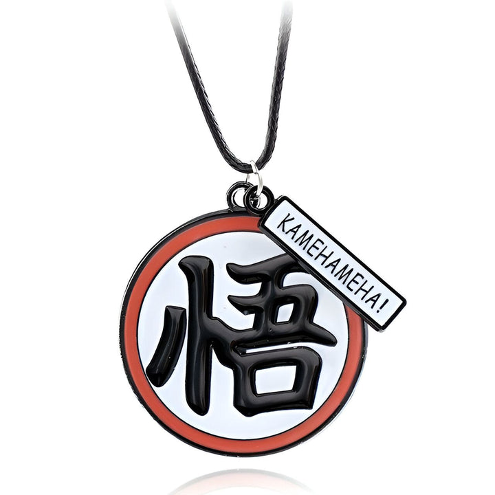 Un pendentif Kamehameha en métal avec une chaîne noire. Le pendentif est rouge et noir avec le symbole de Kamehameha en blanc.,CO-1651684901