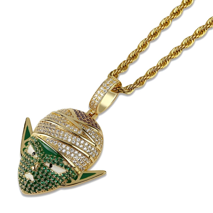 Le pendentif représente le personnage Piccolo de la série Dragon Ball Z. Il est de couleur verte et est serti de pierres précieuses. Il est suspendu à une chaîne en or.,CO-5123169970,CO-294831724X
