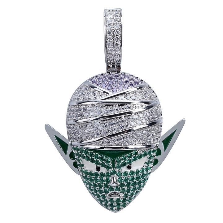 L'image représente un pendentif en forme de tête de Piccolo, un personnage de la série animée Dragon Ball Z. Le pendentif est en or blanc et serti de pierres précieuses vertes et violettes.,CO-5123169970,CO-294831724X