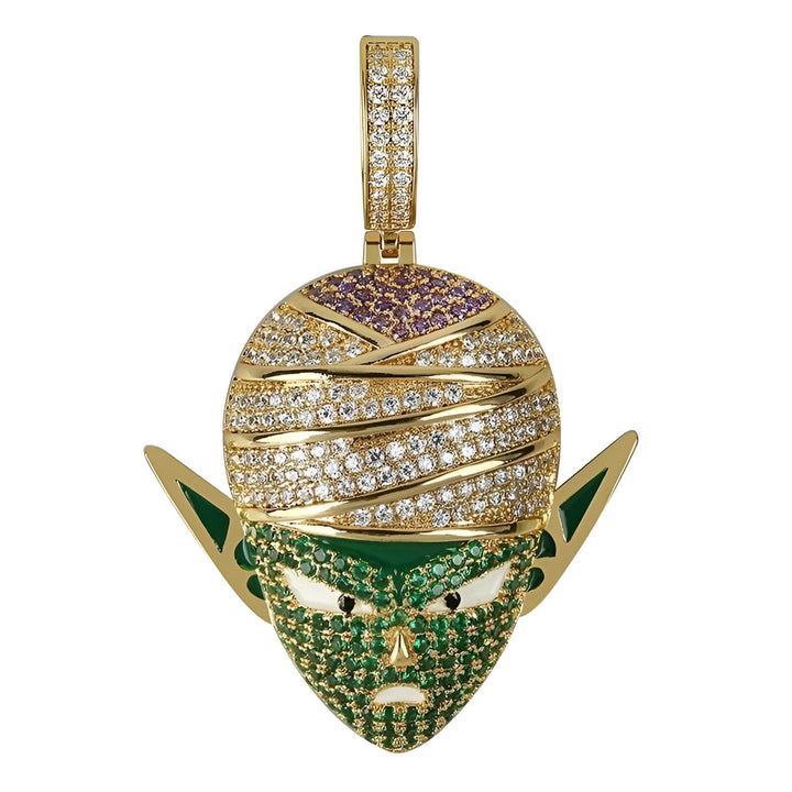 L'image représente un pendentif en or avec des pierres précieuses de couleur verte et violette. Le pendentif représente le personnage Piccolo de la série Dragon Ball Z.,CO-5123169970,CO-294831724X