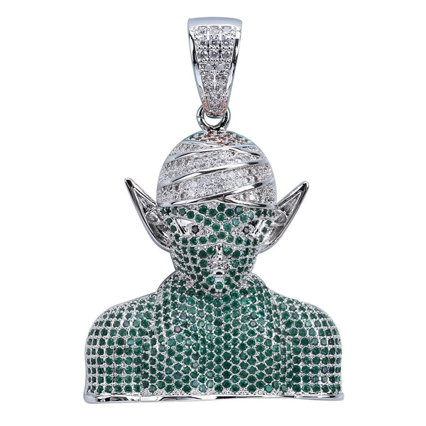 Le pendentif représente le personnage Piccolo de la série Dragon Ball Z. Il est de couleur verte et blanche et est serti de pierres précieuses.