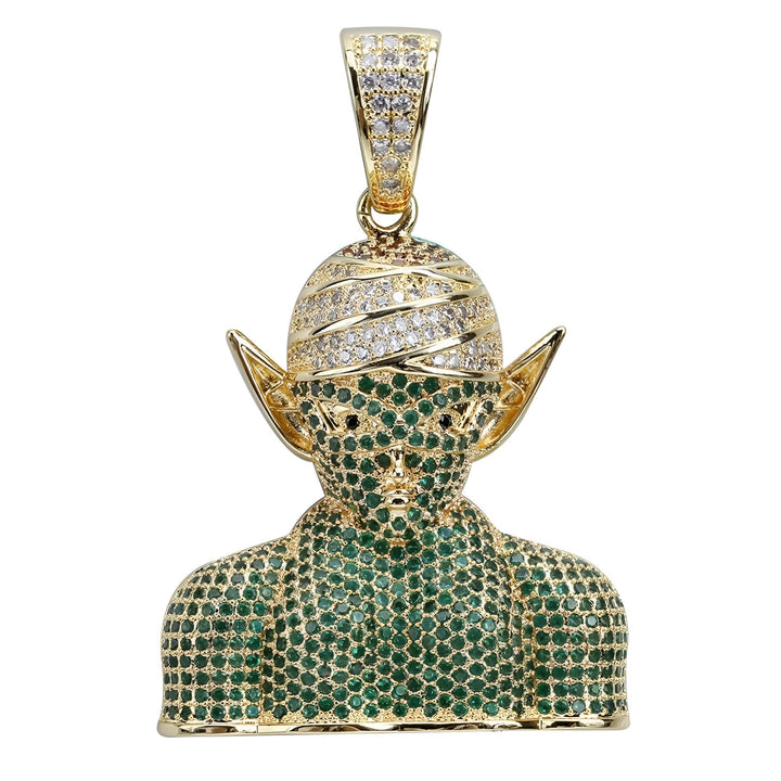 Un pendentif en or représentant le personnage Piccolo de la série Dragon Ball Z. Il est serti de pierres précieuses vertes et blanches.