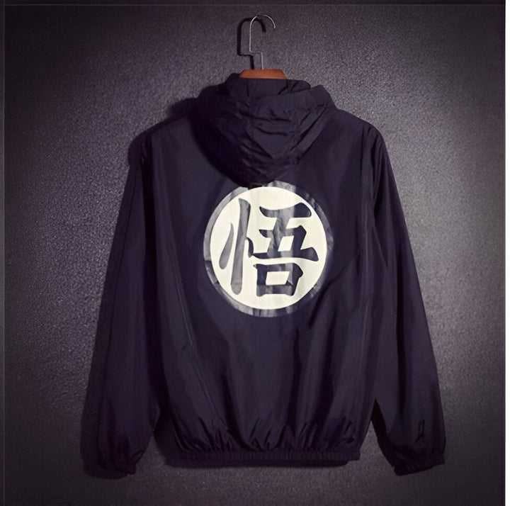 Une veste noire à capuche avec le symbole "Goku" dans le dos.,CO-1264796706,CO-1711164054,CO-286531006X,CO-1938945948,CO-8478885900,CO-4128039632,CO-7790864963,CO-2463705019,CO-0991905547,CO-1198142197,CO-0055362567,CO-3878256027,CO-7591509640,CO-5131613906,CO-0533195047