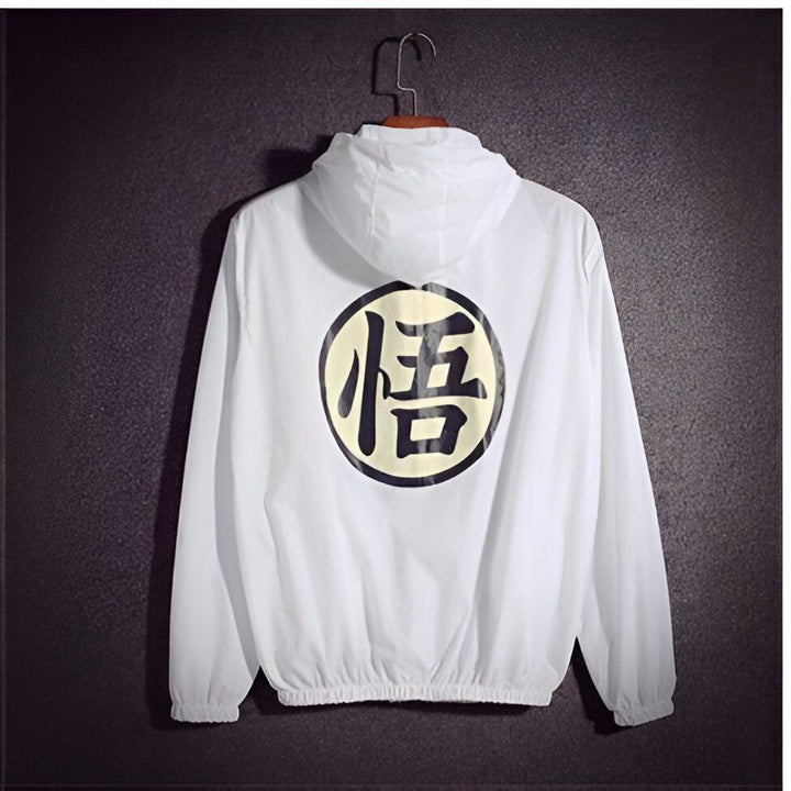 Une veste blanche avec une capuche et un logo noir et jaune sur le dos.,CO-1264796706,CO-1711164054,CO-286531006X,CO-1938945948,CO-8478885900,CO-4128039632,CO-7790864963,CO-2463705019,CO-0991905547,CO-1198142197,CO-0055362567,CO-3878256027,CO-7591509640,CO-5131613906,CO-0533195047