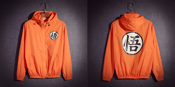 Une veste orange à capuche avec le symbole de Goku dans le dos.,CO-1264796706,CO-1711164054,CO-286531006X,CO-1938945948,CO-8478885900,CO-4128039632,CO-7790864963,CO-2463705019,CO-0991905547,CO-1198142197,CO-0055362567,CO-3878256027,CO-7591509640,CO-5131613906,CO-0533195047