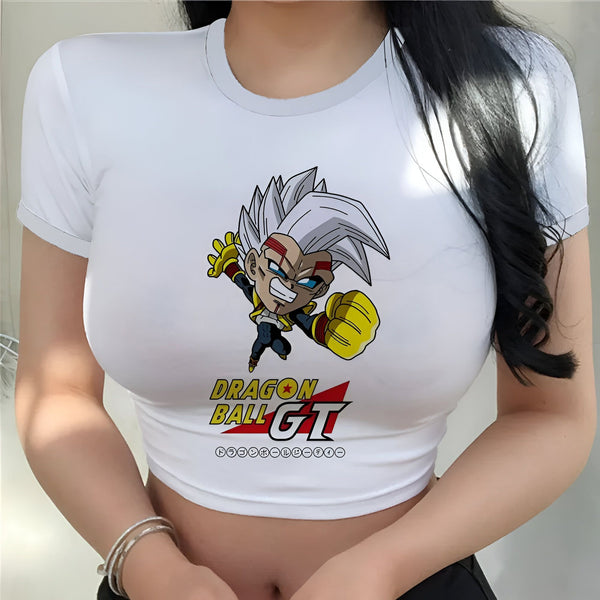 Une jeune femme porte un t-shirt blanc court avec un imprimé Dragon Ball GT. Le t-shirt est cintré et met en valeur sa silhouette. La femme a les cheveux longs et noirs et elle est souriante.,CR-0739510614,CR-1715261615,CR-9751454751,CR-0555261069,CR-1891570153,CR-7466465625,CR-2222122104