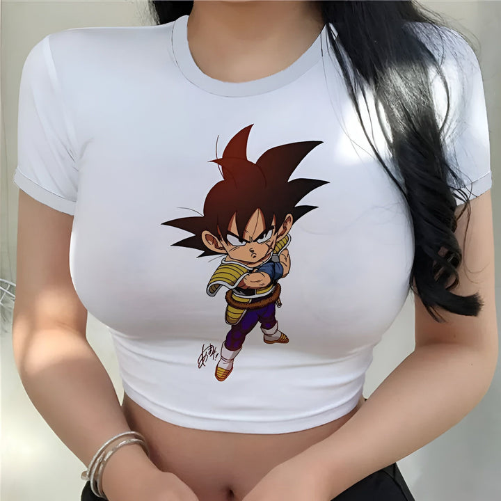 Une jeune femme porte un t-shirt blanc court avec un imprimé de Son Goku, un personnage de la série animée Dragon Ball Z.,CR-1855322803,CR-1182010326,CR-8738426951,CR-1213896460,CR-0839378882,CR-9917143033,CR-4849505139