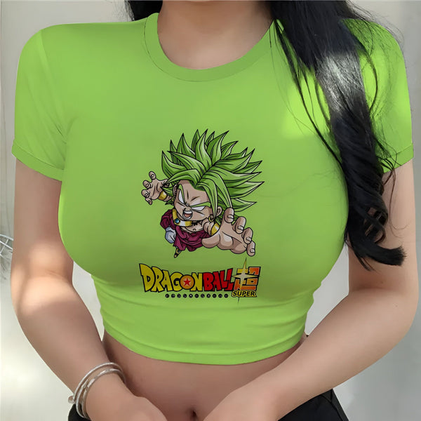 Une jeune femme porte un t-shirt vert court avec un imprimé du personnage de Broly de la série Dragon Ball Super.,CR-4785286237,CR-2227914149,CR-8476279280,CR-906766569X,CR-9362423898,CR-1700052268,CR-356764209X