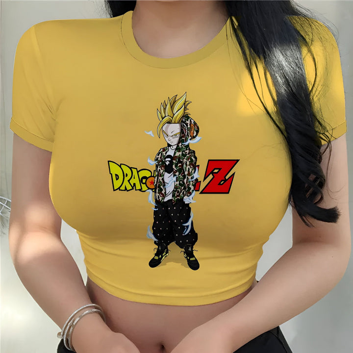 Une jeune femme porte un t-shirt jaune avec un personnage de Dragon Ball Z dessus. Le personnage est vêtu d'une veste verte et d'un pantalon noir. Il a les cheveux jaunes et les yeux bleus. Le t-shirt est court et laisse voir le ventre de la femme.,CR-8026163966,CR-7474920921,CR-4853759972,CR-5699311491,CR-6414754048,CR-1826502688,CR-2910823555