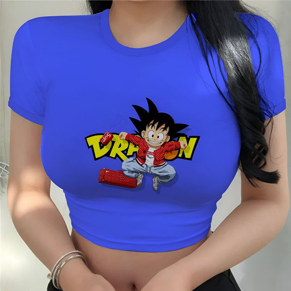 Une jeune femme porte un t-shirt bleu court avec un imprimé Dragon Ball Z. Le t-shirt est moulant et met en valeur sa silhouette. La femme a les cheveux longs et noirs et porte un maquillage léger. Elle est souriante et semble heureuse.,CR-6879245277,CR-6700498368,CR-0978285670,CR-9885461094,CR-7249003968,CR-9094781964,CR-0803891881