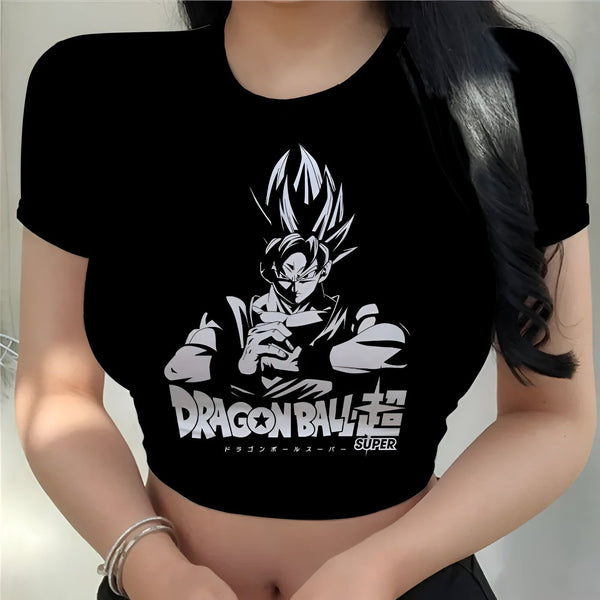 Une jeune femme porte un crop top noir avec un imprimé Dragon Ball Z. Le crop top est court et露出 le ventre de la femme. La femme a les cheveux longs et noirs et elle porte un bracelet au poignet droit.,CR-1468089676,CR-1921071311,CR-0305883917,CR-188473099X,CR-1280401060,CR-2898951420,CR-3181493368