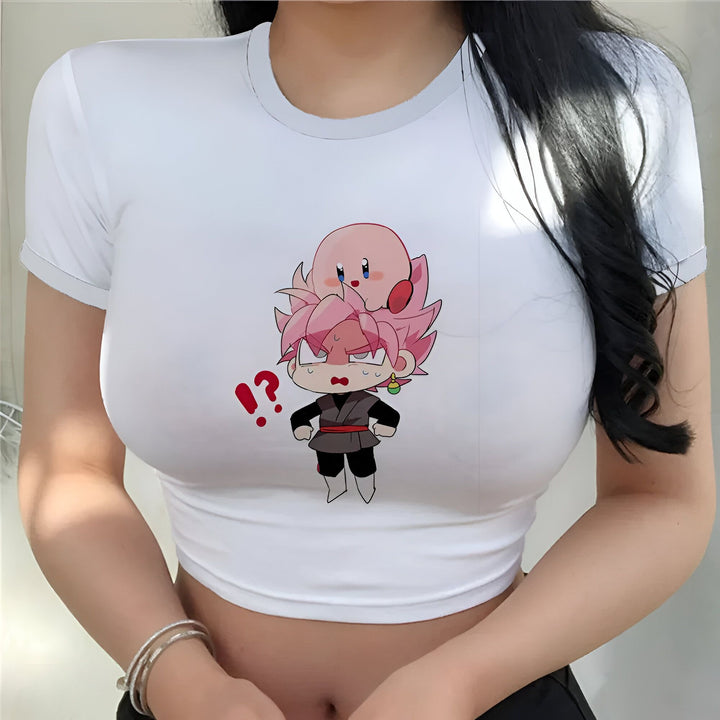 Une image d'une femme portant un t-shirt blanc avec un personnage de dessin animé dessus. Le personnage est un petit garçon avec des cheveux roses et des yeux bleus. Il porte une combinaison noire et a une expression confuse sur son visage. Il y a un autre personnage sur sa tête, qui est une petite boule rose avec des ailes. La femme a les cheveux noirs et porte un bracelet au poignet droit.,CR-6063806199,CR-4266321279,CR-3929785404,CR-4247585746,CR-672954256X,CR-8003588316,CR-9837834080