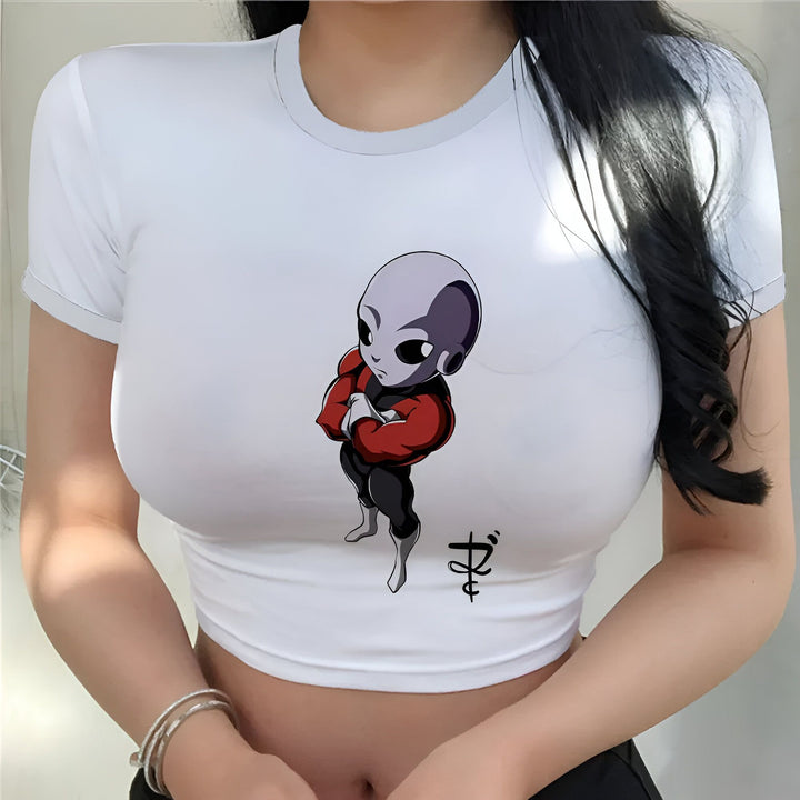 Une femme porte un t-shirt blanc avec un personnage de dessin animé imprimé dessus. Le personnage est un petit extraterrestre violet avec des cheveux blancs et des yeux rouges. Il porte une combinaison noire et rouge et a les bras croisés sur la poitrine. Le t-shirt est court et laisse voir le ventre de la femme.,CR-8373559043,CR-3072423253,CR-4924897795,CR-1284853888,CR-9228587474,CR-4622243423,CR-8330258564