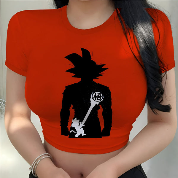 Une image d'une femme portant un t-shirt rouge avec un imprimé de Son Goku, un personnage de la série animée Dragon Ball Z.,CR-6513633346,CR-2215168781,CR-0102297169,CR-2183351683,CR-3816986439,CR-2282425731,CR-3265251772