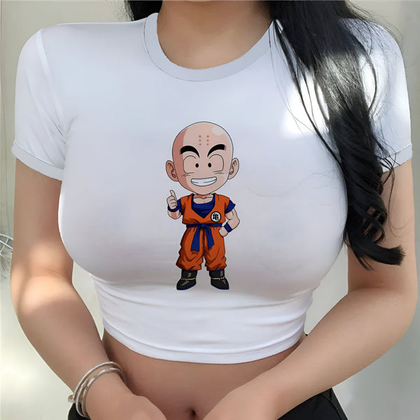 Une image d'une femme portant un t-shirt blanc avec un personnage de dessin animé dessus. Le personnage est un petit garçon chauve avec une combinaison orange et une ceinture bleue. Il sourit et lève le pouce.,CR-8240263879,CR-8944241163,CR-9985677536,CR-4829428562,CR-6967121022,CR-5062540542,CR-4138172297