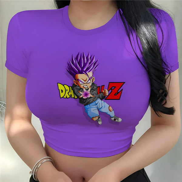 Une jeune femme porte un t-shirt court violet avec un personnage de dessin animé dessus. Le personnage est un jeune garçon avec des cheveux violets et il est vêtu d'une veste noire et d'un jean bleu. Il est en train de lancer une attaque énergétique. Le t-shirt est court et露出了  le ventre de la femme.,CR-0894980165,CR-2309589470,CR-8519619614,CR-4233606711,CR-1499039646,CR-8713313177,CR-4401770889