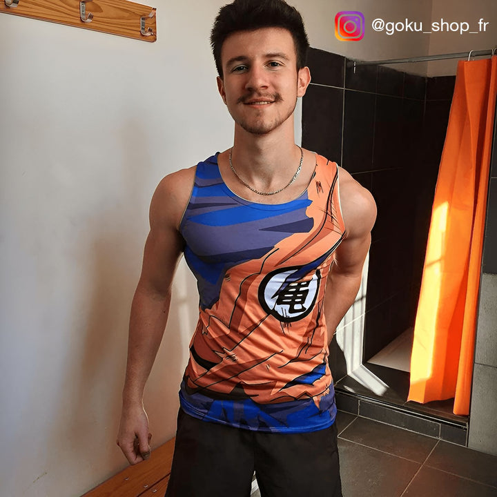 Un jeune homme porte un débardeur orange et bleu avec un motif de Goku, un personnage de Dragon Ball Z.,DS-102924880X,DS-0246837772,DS-1412378486,DS-172070340X,DS-2462884068,DS-5627603399
