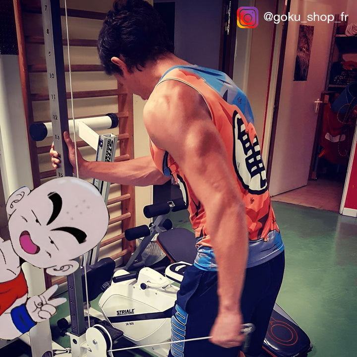 Un homme est en train de faire des exercices de musculation dans une salle de sport. Il porte un débardeur orange et bleu avec le symbole de Tortue Géniale dans le dos. Il est en train de faire un exercice de triceps.,DS-102924880X,DS-0246837772,DS-1412378486,DS-172070340X,DS-2462884068,DS-5627603399