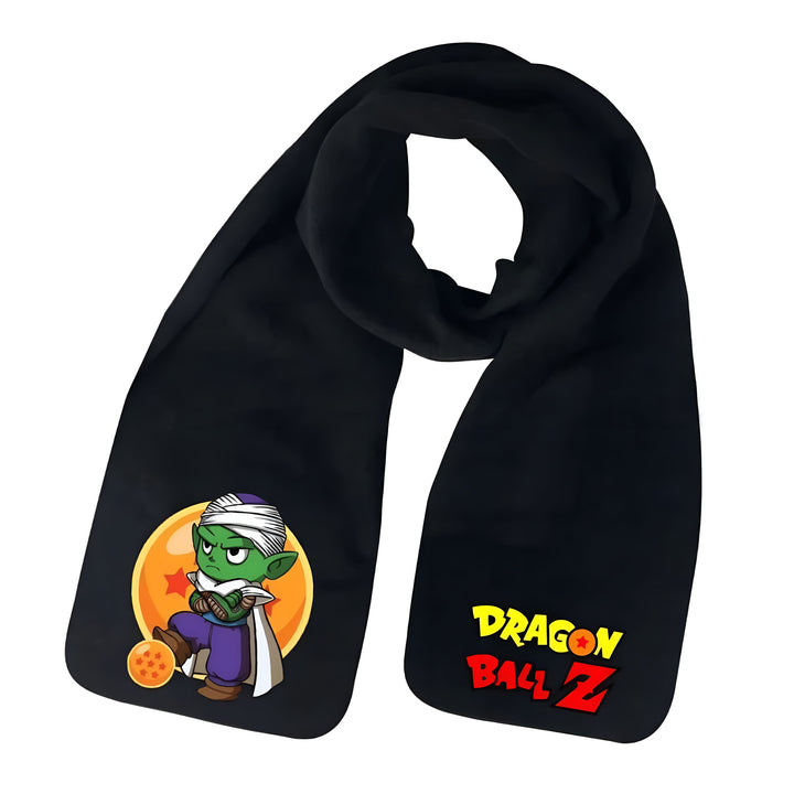 Une écharpe noire avec un personnage de Dragon Ball Z, Piccolo, dessus. Il porte un turban vert et une cape jaune et est en position de combat. Le logo de Dragon Ball Z est brodé à l'autreextrémité de l'écharpe.,É-8456646733