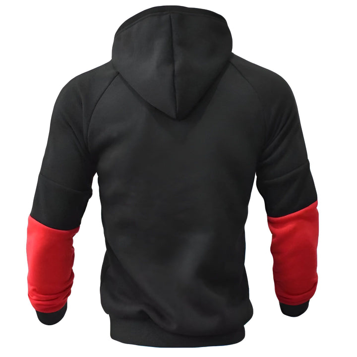 Un homme porte un sweat à capuche noir et rouge. Le sweat à capuche est noir avec des manches rouges. Il est zippé sur le devant et a une capuche avec un cordon de serrage. L'homme est vu de dos.,EN-9789337914,EN-4580241991,EN-9934778483,EN-8383154607,EN-4126551832,EN-8655067881,EN-3538253994,EN-3272207155,EN-9725029127,EN-9668426193,EN-6728746730,EN-4628811105,EN-1061729265,EN-4544404940,EN-5731358958,EN-2192839227,EN-5851611707,EN-0045864381
