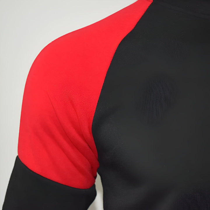 Une image d'un t-shirt de couleur rouge et noir. Le t-shirt est porté par un mannequin. On peut voir la manche droite du t-shirt. La manche est rouge et le corps du t-shirt est noir.,EN-9789337914,EN-4580241991,EN-9934778483,EN-8383154607,EN-4126551832,EN-8655067881,EN-3538253994,EN-3272207155,EN-9725029127,EN-9668426193,EN-6728746730,EN-4628811105,EN-1061729265,EN-4544404940,EN-5731358958,EN-2192839227,EN-5851611707,EN-0045864381