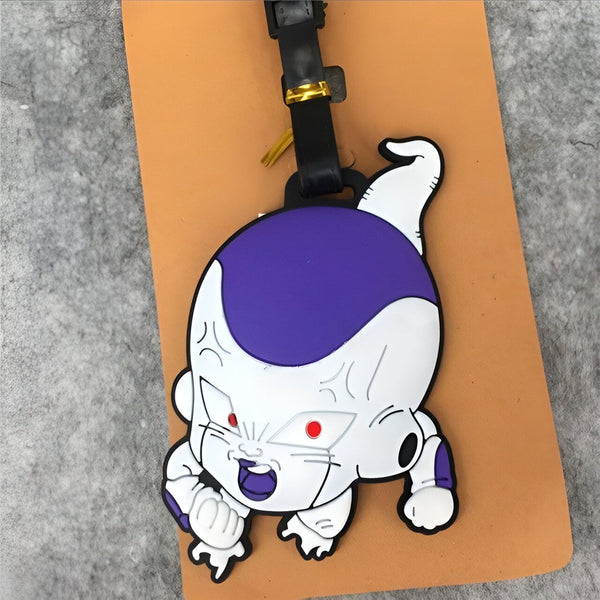 L'image représente un porte-clés en caoutchouc à l'effigie de Freezer, un personnage de la série Dragon Ball Z. Freezer est représenté dans sa deuxième forme, avec une peau violette et des ailes blanches. Il est en train de crier et de se mettre en colère. Le porte-clés est attaché à une languette en cuir marron.,É-3601221896