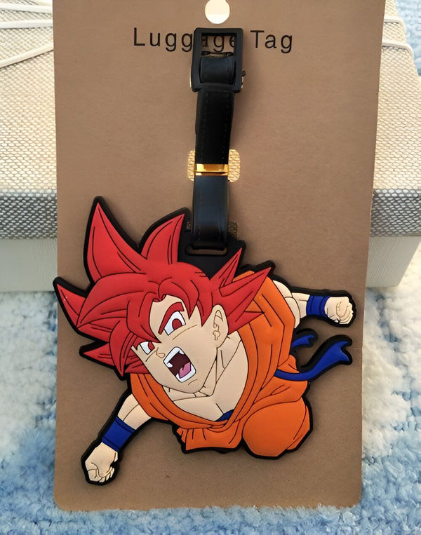 Un porte-étiquette de bagage en caoutchouc à l'effigie de Son Goku, un personnage de la série animée Dragon Ball Z. Il est représenté en train de se battre, avec ses cheveux rouges hérissés et sa combinaison orange.,É-8600482720