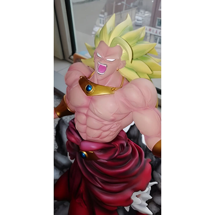 L'image représente une figurine de Broly, un personnage de la série Dragon Ball Z. Il est représenté avec les cheveux jaunes et les yeux bleus, et porte une armure dorée. Il est en position de combat, et semble prêt à attaquer. La figurine est très détaillée, et les muscles de Broly sont particulièrement bien représentés.,FI-6857908273