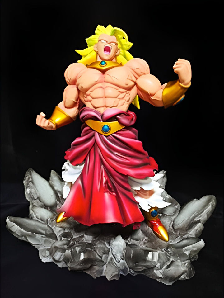 Une figurine de Broly, un personnage de Dragon Ball Z. Il est représenté avec les cheveux jaunes, la peau verte et les muscles saillants. Il porte une sorte de pagne rouge et des bottes jaunes. Il est debout sur un socle rocheux et semble prêt à attaquer.,FI-6857908273