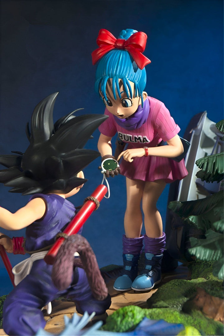 Une figurine de Bulma et Goku, deux personnages du manga Dragon Ball Z. Bulma est agenouillée et tient un lecteur de carte tandis que Goku est debout à côté d'elle, tenant son bâton magique.,FI-149907462X