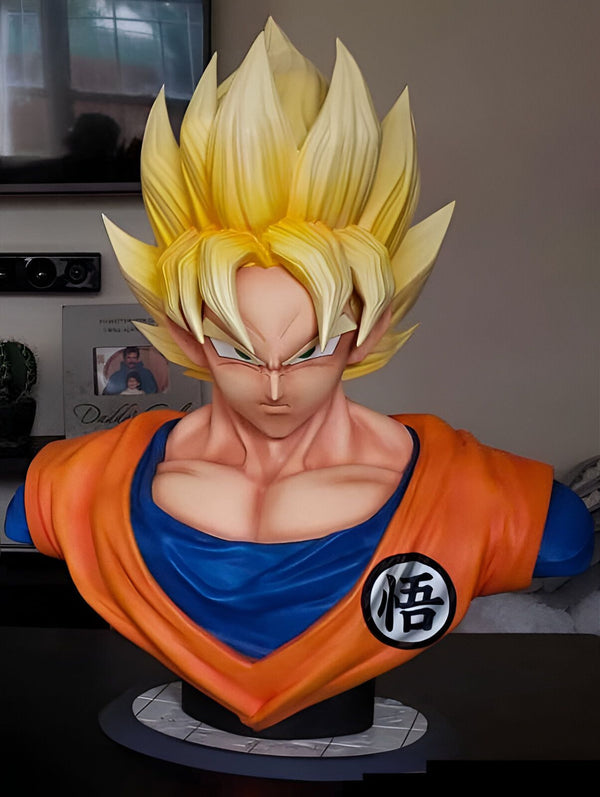 Buste de Son Goku, un personnage de la série animée Dragon Ball Z. Il est représenté avec ses cheveux blonds hérissés, sa peau dorée et sa combinaison orange et bleue.,FI-5777793525