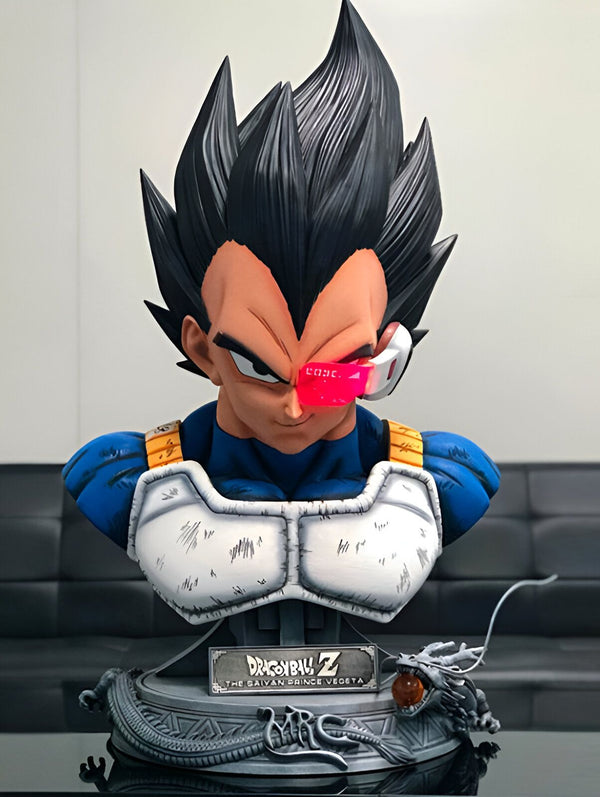 Buste de Vegeta, un personnage de Dragon Ball Z. Il est vêtu d'une armure bleue et jaune et a les cheveux noirs. Il est assis sur un socle noir et doré.,FI-2833721994