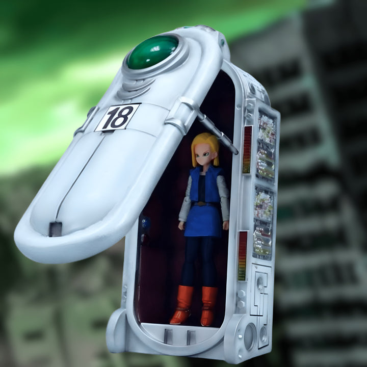 Une image d'une figurine d'Android 18 dans sa capsule de stase. La figurine est debout, les bras croisés sur la poitrine. La capsule est ouverte, et l'on peut voir l'intérieur détaillé de la capsule.,FI-9073458056