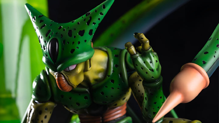 Une figurine de Cell, un personnage de Dragon Ball Z. Il est vert avec des ailes et une queue, et il porte un pantalon orange. Il est en train de se préparer à attaquer.,FI-0653212690