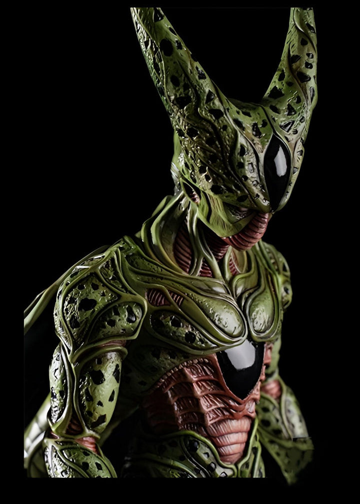Une image de Cell, un personnage de Dragon Ball Z. Il est vert et a une grande tête avec des ailes. Il porte une armure verte et a une longue queue.,FI-3485175285