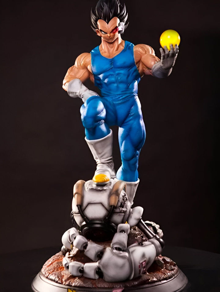 Une statue en résine de Vegeta, un personnage de la série Dragon Ball Z. Vegeta est représenté dans sa tenue bleue et jaune, avec les cheveux noirs et les yeux bleus. Il est en position de combat, le poing droit levé et la paume ouverte. La statue est posée sur un socle noir et mesure environ 30 cm de haut.,FI-5445682161