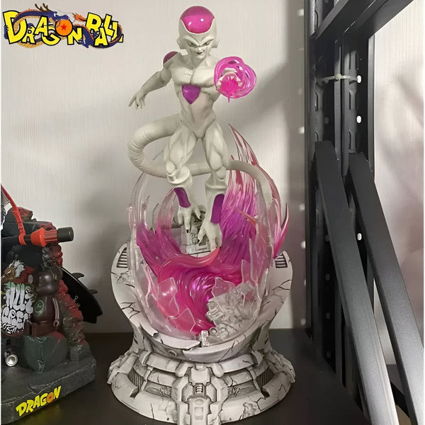 Une figurine de Freezer, un personnage de Dragon Ball Z. Il est représenté en train de voler et de tirer une boule d'énergie. La figurine est en résine et mesure environ 30 cm de haut.,FI-4517428370