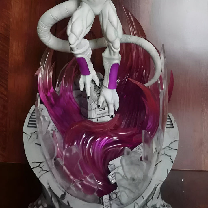 Une figurine de Freezer, un personnage de Dragon Ball Z, en train de se battre. Il est entouré d'un aura violette et est sur un socle gris.,FI-4517428370