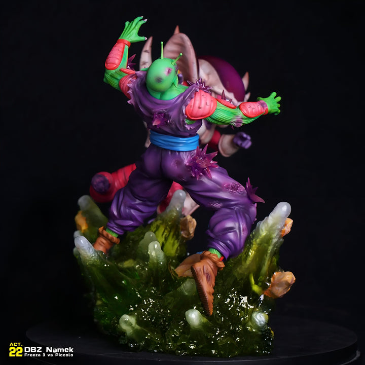 Une figurine de Piccolo et Freezer en train de se battre. Piccolo est un Namek et Freezer est un extraterrestre. Ils sont tous les deux très puissants et leur combat est très intense.,FI-2494818176