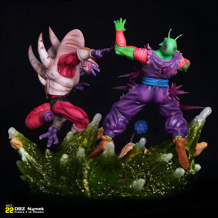 Une image de deux figurines de personnages de Dragon Ball Z, Freezer et Piccolo, en train de se battre sur un socle vert.,FI-2494818176