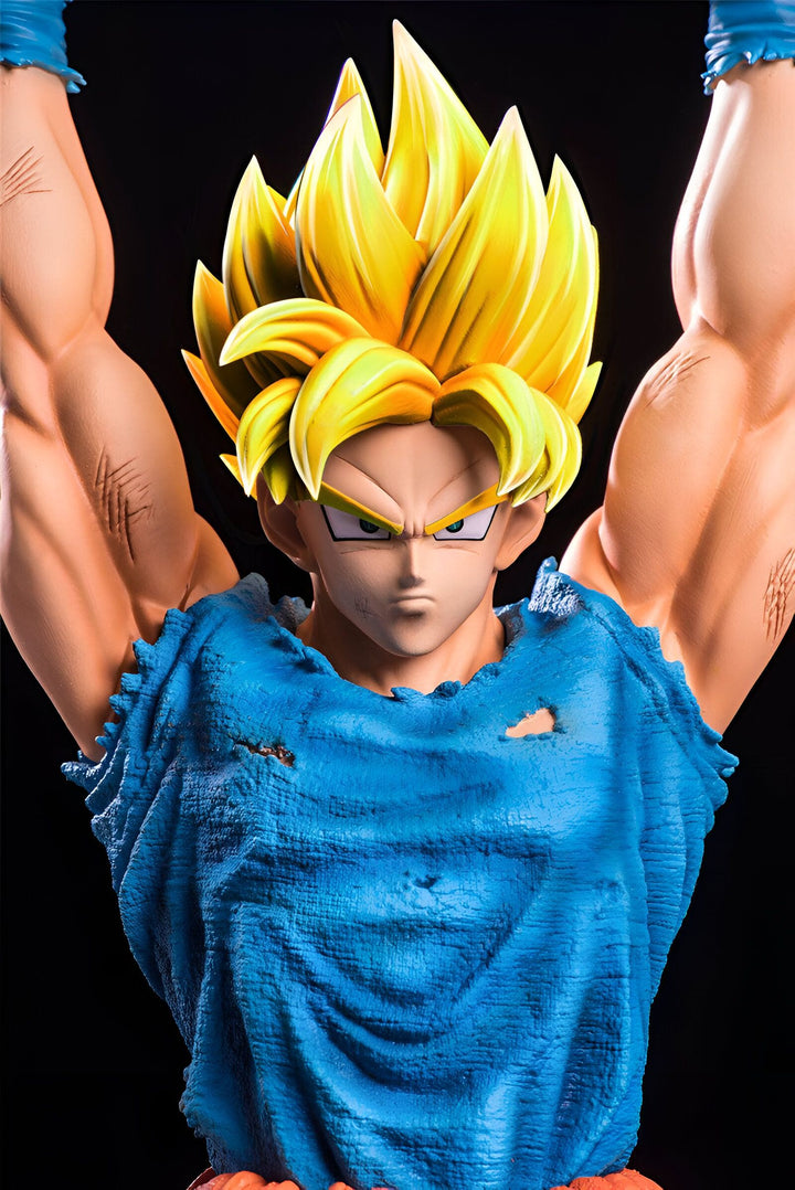 Une figurine de Son Goku, un personnage de la série animée Dragon Ball Z. Il est représenté avec les cheveux jaunes hérissés, les yeux bleus et le visage déterminé. Il porte une chemise bleue déchirée et ses muscles sont saillants.,FI-2135866822