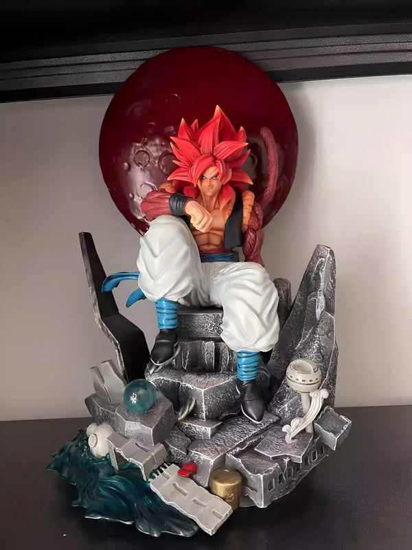 Une figurine de Gogeta Super Saiyan 4 assis sur un rocher. Il est vêtu d'un pantalon blanc et d'une veste noire. Ses cheveux sont rouges et il a une longue queue. Il est assis sur un rocher et regarde vers la droite.,FI-9913303877