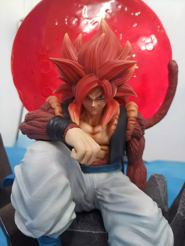 Une figurine de Son Goku, un personnage de Dragon Ball Z, est assis sur un rocher. Il a les cheveux rouges et les yeux bleus. Il porte une combinaison bleue et blanche. Il est entouré d'un paysage montagneux.,FI-9913303877