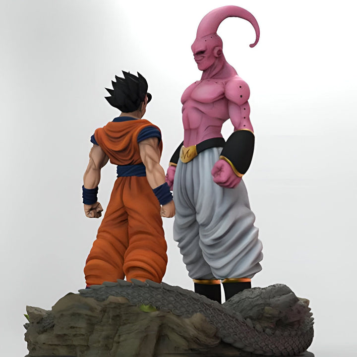 Une image de Goku et Majin Buu, deux personnages de la série animée Dragon Ball Z. Goku est un Saiyan, une race extraterrestre connue pour sa force et ses pouvoirs de combat. Majin Buu est un génie maléfique qui a été créé par le sorcier Babidi.,FI-297048451X