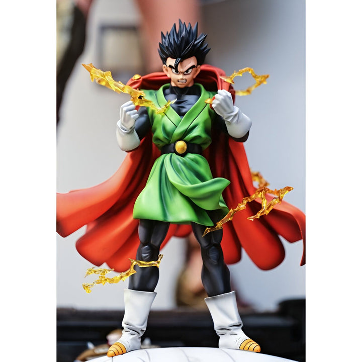 Une figurine de Son Gohan, un personnage de Dragon Ball Z, est représentée. Il porte une cape rouge et un costume vert. Il est en position de combat, les poings serrés et entourés d'éclairs jaunes.,FI-1029693552