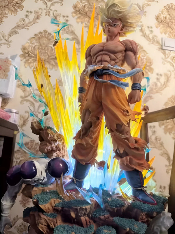 Une figurine de Son Goku, un personnage de la série Dragon Ball Z. Il est représenté en train de combattre Freezer, un autre personnage de la série. La figurine est en résine et mesure environ 30 cm de haut. Elle est très détaillée et fidèle à l'anime.,FI-8534503656